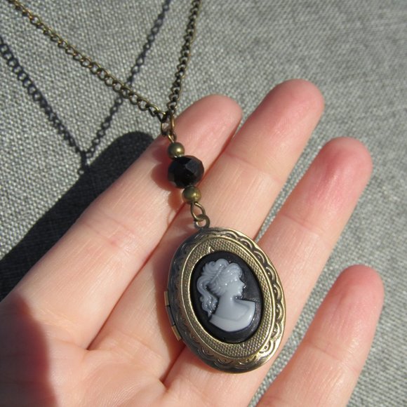 Victorian Woman Cameo Style Photo Locket Necklace Bronze Color with Black Glass - Picture 3 of 5